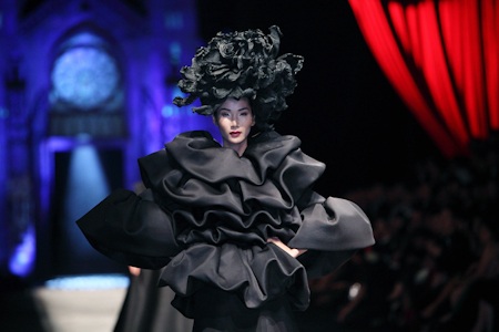 "Gái một con" Linh Nga trên sàn diễn thời trang - 17 Hoàng Thuỳ