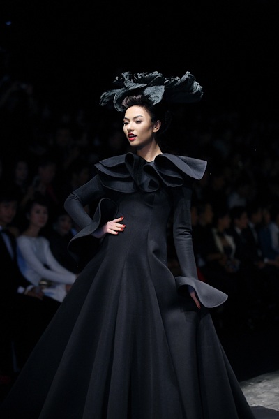 "Gái một con" Linh Nga trên sàn diễn thời trang - 21 Hồng Quế