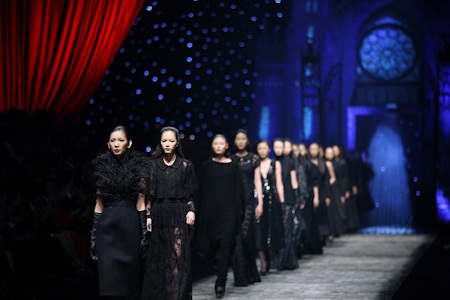 "Gái một con" Linh Nga trên sàn diễn thời trang - 22 Chủ nhân của bữa tiệc thời trang - nhà thiết kế Đỗ Mạnh Cường