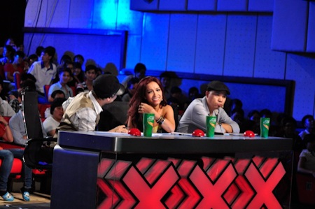 Kinh hoàng với màn tự đóng đinh vào lỗ mũi - 1 Các giám khảo của cuộc thi Vietnam's Got Talent đã có một phen hoảng sợ