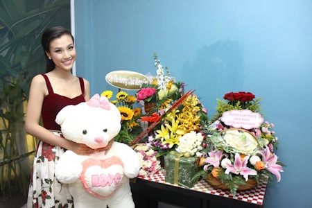 Á hậu Hoàng Oanh rạng rỡ trong tiệc cảm ơn - 2 Hoàng Oanh rạng ngời trong tiệc mừng