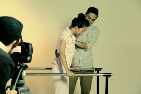 Trong MV này, cô vào vai một nghệ sĩ xếc trẻ gặp nhiều oan trái trong tình yêu.