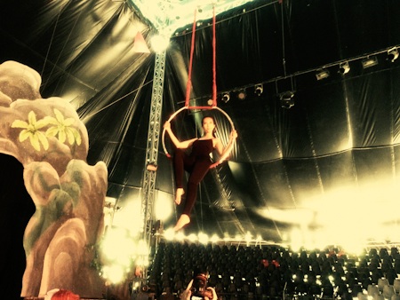 Trong MV này, cô vào vai một nghệ sĩ xếc trẻ gặp nhiều oan trái trong tình yêu.