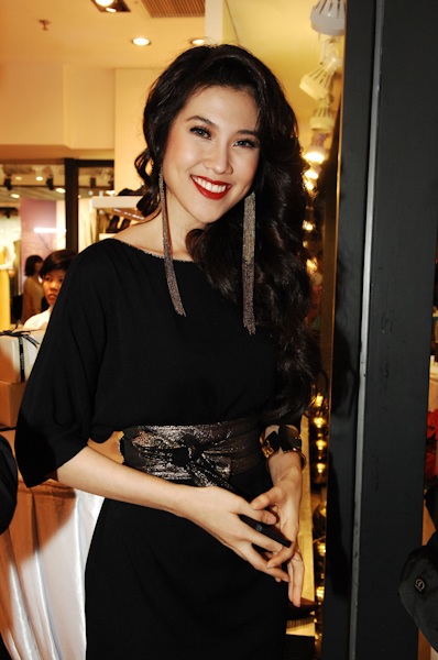 Hoàng Anh sánh đôi cùng Thu Hằng - 3 Thanh Hằng sở hữu vẻ đẹp thuần khiết và rạng rỡ.