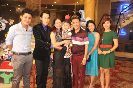 Thanh Thảo làm thôi nôi cho con trai nuôi - 17 Bé Jacky đã có một bữa tiệc thôi nôi rất ấp cúng nhưng tiếc là không có mặt của bố.