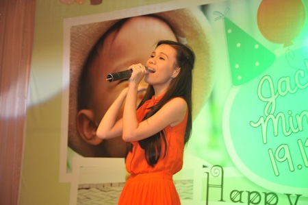 Thanh Thảo làm thôi nôi cho con trai nuôi - 8 Thuỵ Anh cảm ơn khách mời bằng một ca khúc