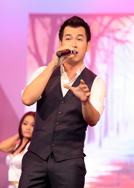 Giáng sinh về qua giọng hát Elvis Phương - 8 Hồ Trung Dũng khoe chất giọng trầm ấm trong bài hát Thôi (sáng tác Y Vân).