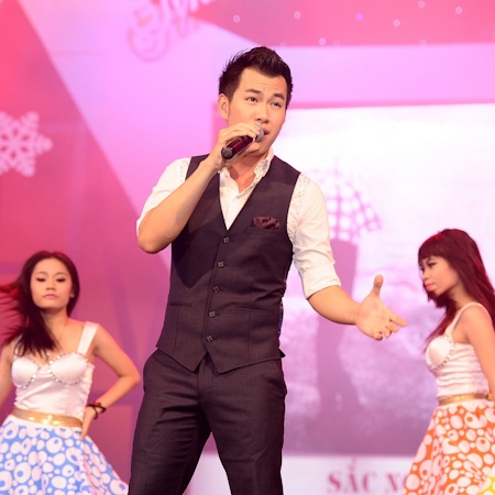 Giáng sinh về qua giọng hát Elvis Phương - 9 Hồ Trung Dũng khoe chất giọng trầm ấm trong bài hát Thôi (sáng tác Y Vân).