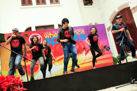 Thanh Bùi trổ tài nhảy múa