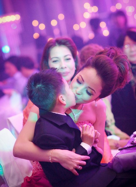 Con trai Jennifer Phạm bảnh bao trong đám cưới của mẹ