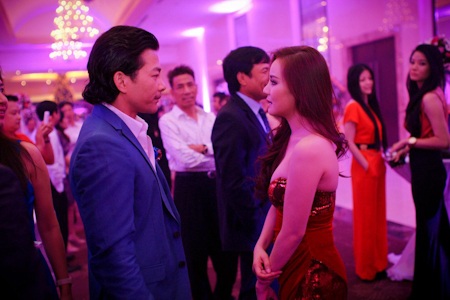 Trần Bảo Sơn trao đổi với Vi Oanh