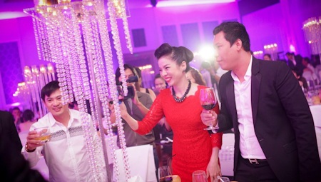 Vợ chồng Lệ Quyên đến chung vui