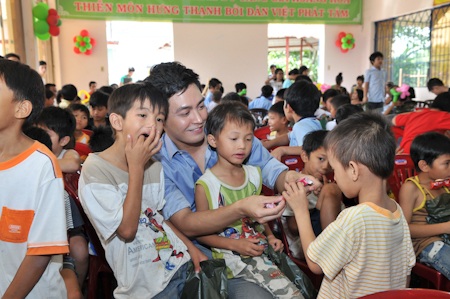 Chàng MC điển trai được các em rất yêu mến