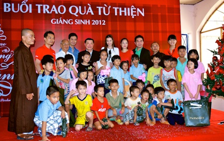 Buổi từ thiện đã trao nhiều phần quà và 375 triệu đồng tiền mặt cho cảc trẻ em nghèo.