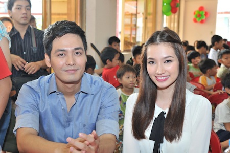 MC Phan Anh và người đẹp Trúc Diễm cùng nhau tặng quà cho các em nhỏ