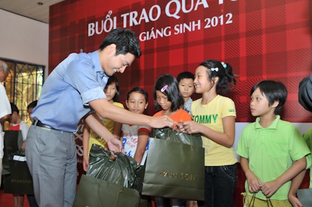 Ngoài những phần quà, họ còn trao tặng 375 triệu đồng tiền mặt