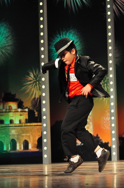 Cậu bé Việt Nam 10 tuổi làm bản sao của Michael Jackson  - 1