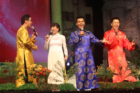 Lý thú với màn ca hát của 4 MC - 11