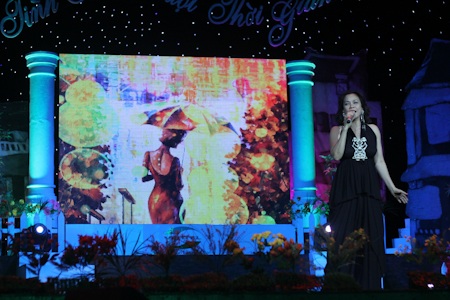 Lý thú với màn ca hát của 4 MC - 1