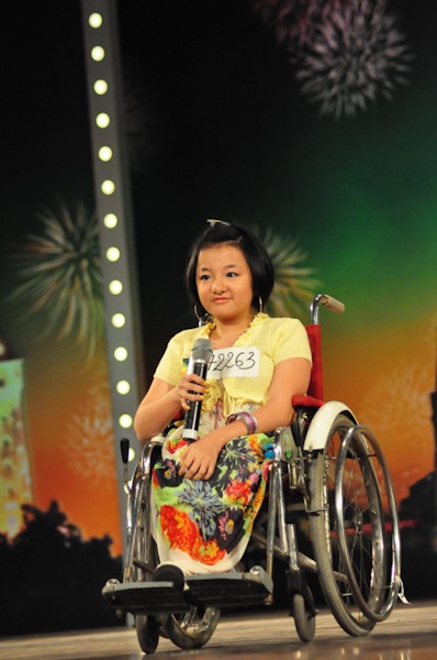 Bất ngờ với giọng hát của cô gái “xương thuỷ tinh” - 1