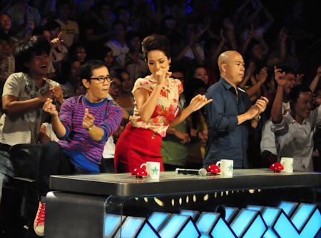 Bất ngờ với giọng hát của cô gái “xương thuỷ tinh” - 3