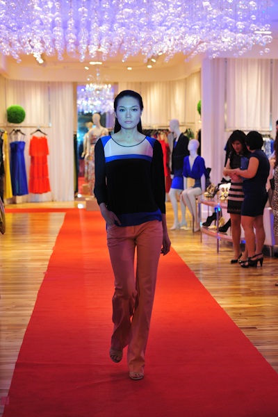 Chung Thục Quyên đọ dáng với Trúc Diễm