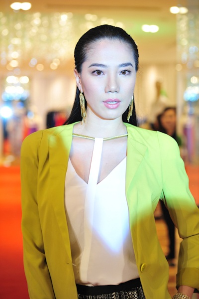 Chung Thục Quyên đọ dáng với Trúc Diễm