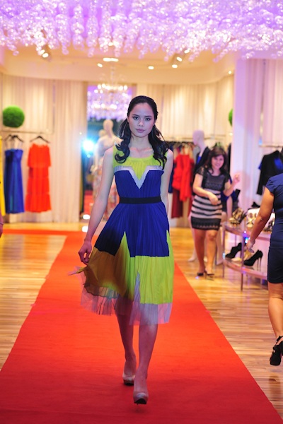 Chung Thục Quyên đọ dáng với Trúc Diễm