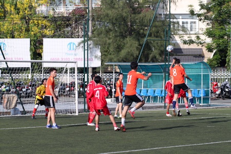 Nghệ sĩ "đổ máu" trên sân bóng - 18 Nghệ sĩ đổ máu trên sân bóng