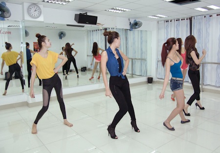 Hậu trường tập luyện của Đêm hội chân dài 6 - 1 Hậu trường tập luyện của Đêm hội chân dài 6