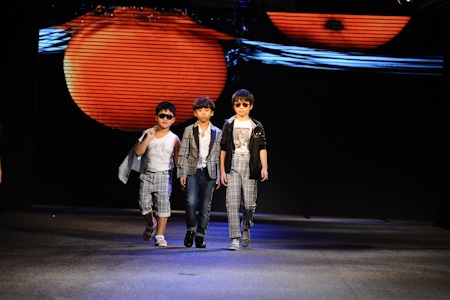 Người mẫu nhí nổi bật trong đêm thời trang - 7