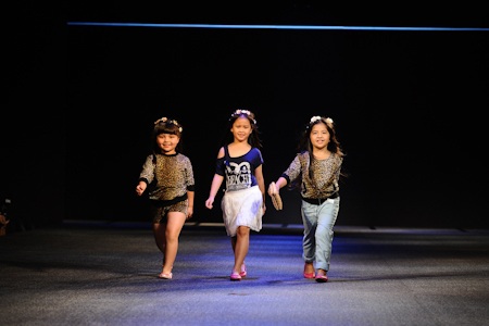 Người mẫu nhí nổi bật trong đêm thời trang - 1