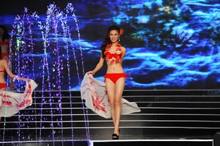 Xem lại phần trình diễn bikini của thí sinh Hoa hậu Việt Nam - 3 Phan Anh