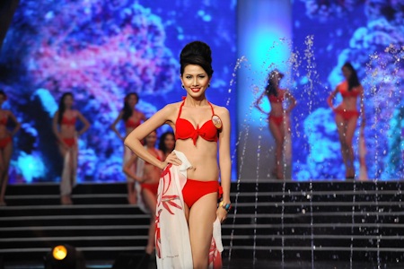 Xem lại phần trình diễn bikini của thí sinh Hoa hậu Việt Nam - 8 Phan Anh