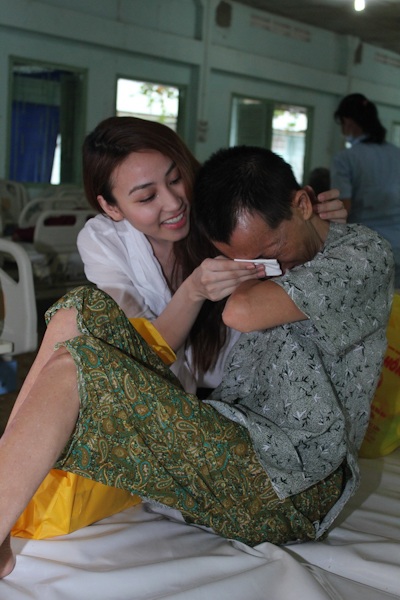 Ngân Khánh, Nam Cường, Ngô Kiến Huy tặng quà nhân lễ vu lan - 11 Đến tận giường bệnh thăm và tặng quà