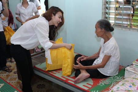 Ngân Khánh, Nam Cường, Ngô Kiến Huy tặng quà nhân lễ vu lan - 12 Đến tận giường bệnh thăm và tặng quà