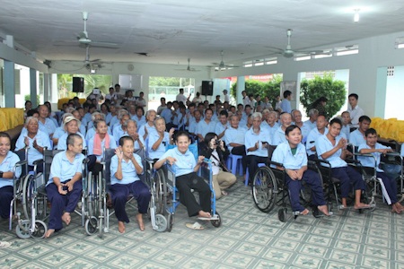 Ngân Khánh, Nam Cường, Ngô Kiến Huy tặng quà nhân lễ vu lan - 3 Cả ba nghệ sĩ đã biểu diễn cho những khán giả đặc biệt nghe