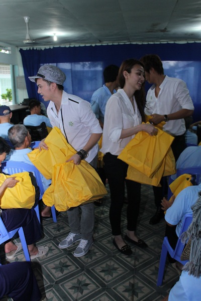 Ngân Khánh, Nam Cường, Ngô Kiến Huy tặng quà nhân lễ vu lan - 6 Cả ba đã mang tới những phần quà để tặng các cụ già neo đơn