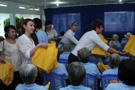 Ngân Khánh, Nam Cường, Ngô Kiến Huy tặng quà nhân lễ vu lan - 7 Cả ba đã mang tới những phần quà để tặng các cụ già neo đơn