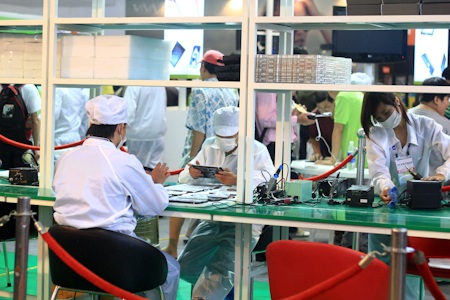 Khai mạc Triển lãm công nghệ VCW 2012 - 5 Triển lãm còn có cả một phòng thí nghiệm, sửa máy... cho khách nếu có nhu cầu