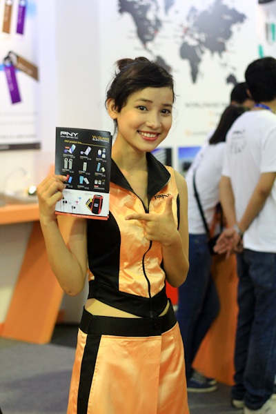 Người đẹp khoe dáng tại triển lãm công nghệ VCW 17 - 6 Người đẹp khoe sắc tại Triển lãm công nghệ VCW 17