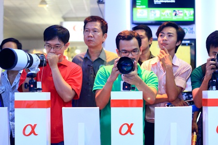 Khai mạc Triển lãm công nghệ VCW 2012 - 6 Chụp thử máy ảnh Alpha Nex-5R vừa được ra mắt của Sony.