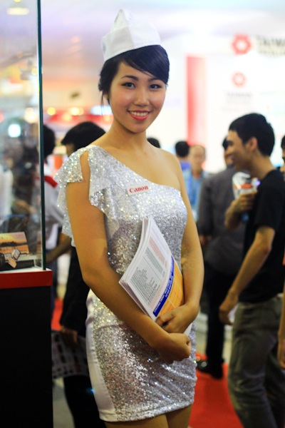 Người đẹp khoe dáng tại triển lãm công nghệ VCW 17 - 2 Người đẹp khoe sắc tại Triển lãm công nghệ VCW 17