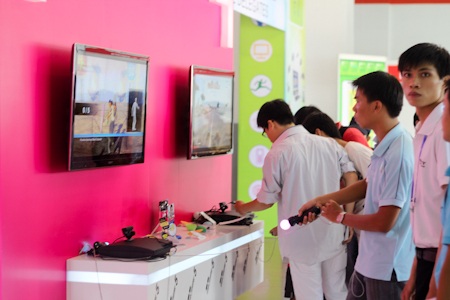 Khai mạc Triển lãm công nghệ VCW 2012 - 4 Khách tham quan dùng thử các sản phẩm mới.