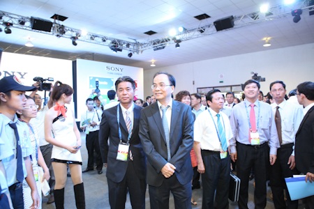 Khai mạc Triển lãm công nghệ VCW 2012 - 2 Ông Lê Mạnh Hà và ông Lê Doãn Hợp tham quan các gian hàng