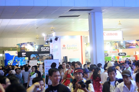 Khai mạc Triển lãm công nghệ VCW 2012 - 9 Có rất đông khán giả tới thăm triển lãm trong ngày đầu khai mạc.