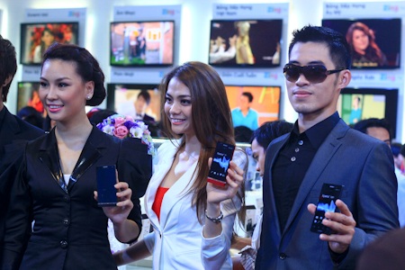 Khai mạc Triển lãm công nghệ VCW 2012 - 7 Bộ ba điện thoại Sony.