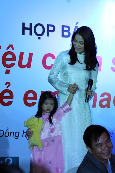 Trương Ngọc Ánh dạy con bài học nhân ái - 1 Hai mẹ con Trương Ngọc Ánh đã không quản ngại mưa gió để kịp đến tham gia chương trình