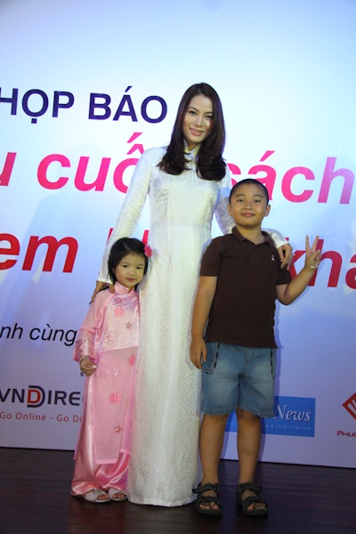 Trương Ngọc Ánh dạy con bài học nhân ái - 11 Cô bé trông rất chững chạc, dễ thương trong tà áo dài