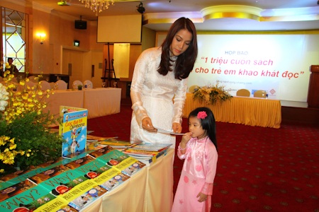 Trương Ngọc Ánh dạy con bài học nhân ái - 12 Cô bé trông rất chững chạc, dễ thương trong tà áo dài